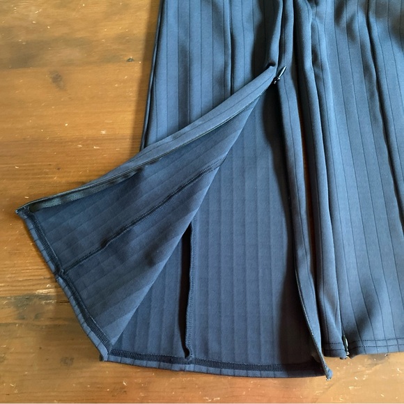 Alo Women’s Black High-Waist Pinstripe Zip It Flare Legging Soft Size SMALL? - Picture 8 of 13